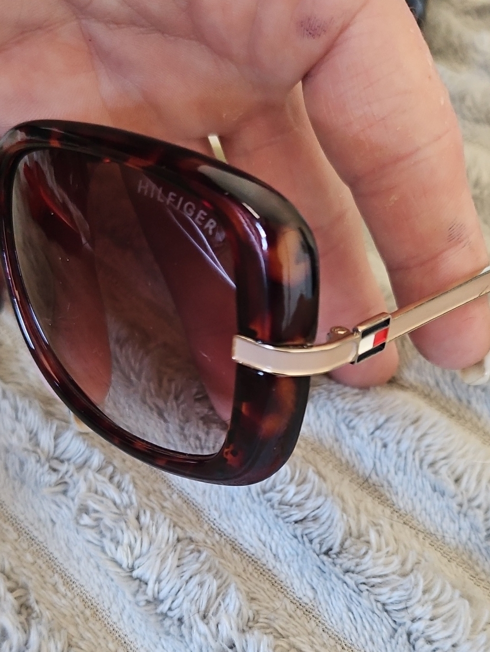 Tommy Hilfiger, and "DL62"